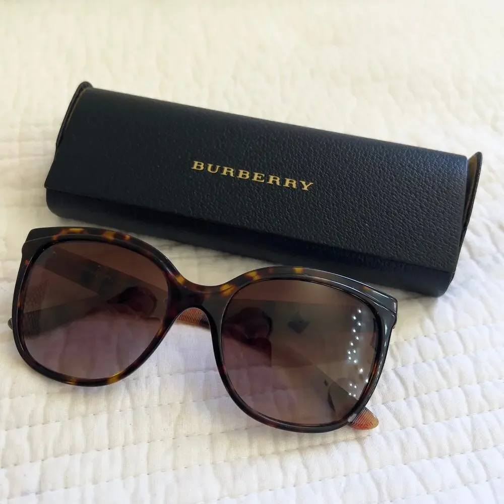 Burberry Sunglasses With Hard Plastic Case B4270-F